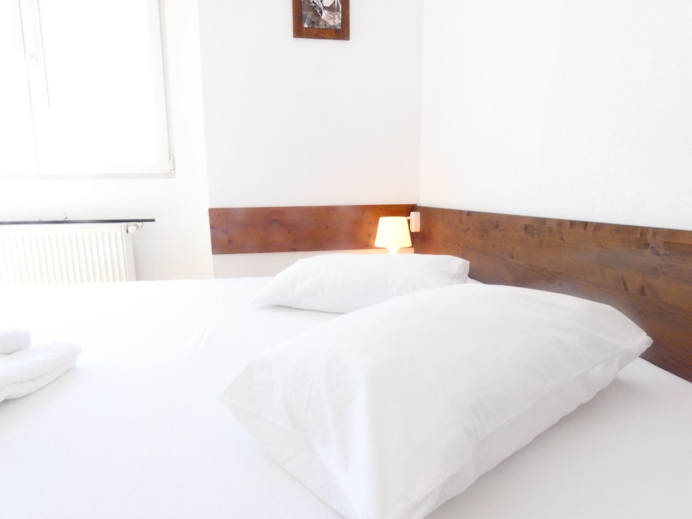 TAXI HOSTEL (18 KM FROM BUCHAREST)