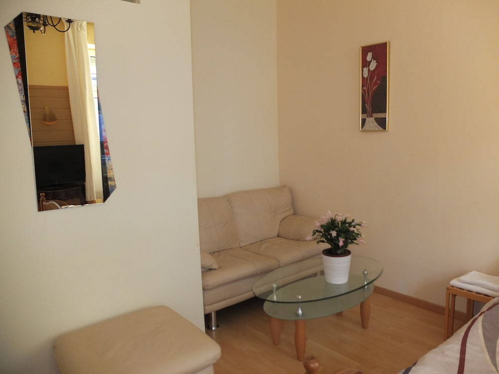 LEOPOLDAUER APARTMENT