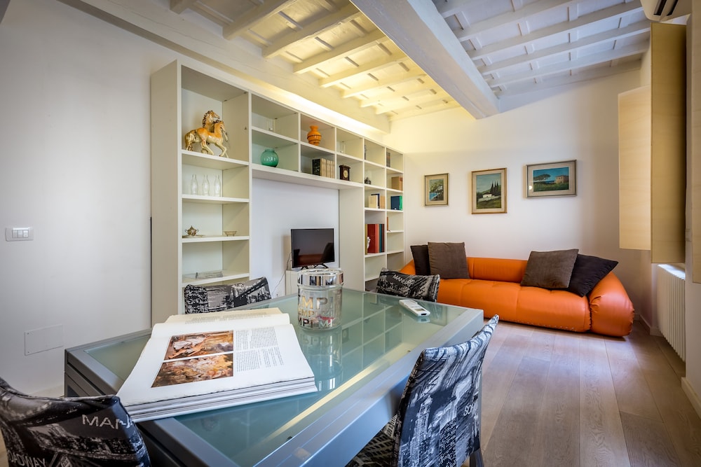 RELAIS MARTINEZ FLORENCE