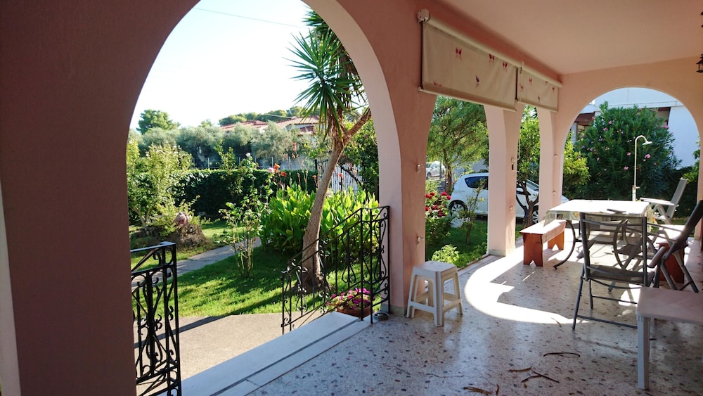 HOUSE WITH 3 BEDROOMS IN KAKOVATOS, WITH ENCLOSED GARDEN AND WIFI - 30