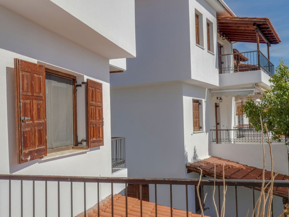 COSY HOUSE BOAT IN PLATANIDIA WITH SWIMMING POOL