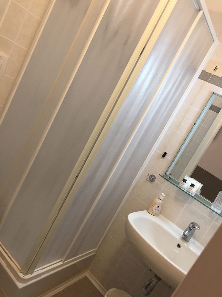 NELLA HOTEL