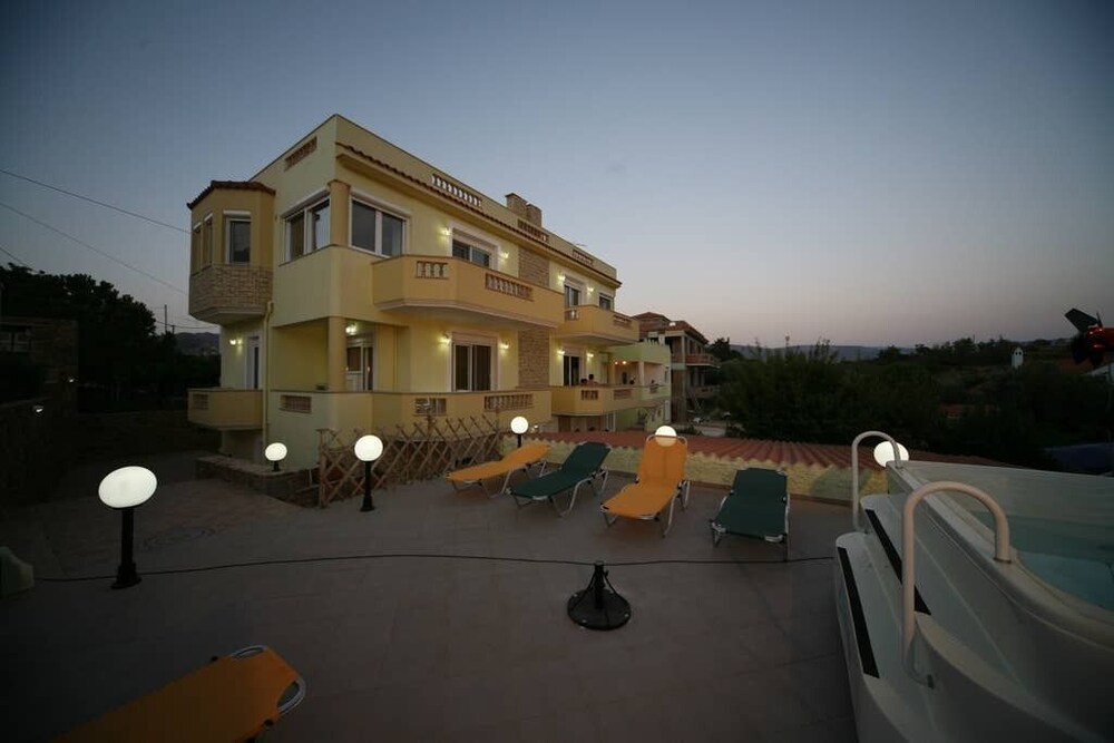 BEACH STUDIO WITH GARDEN, JACUZZI, BBQ