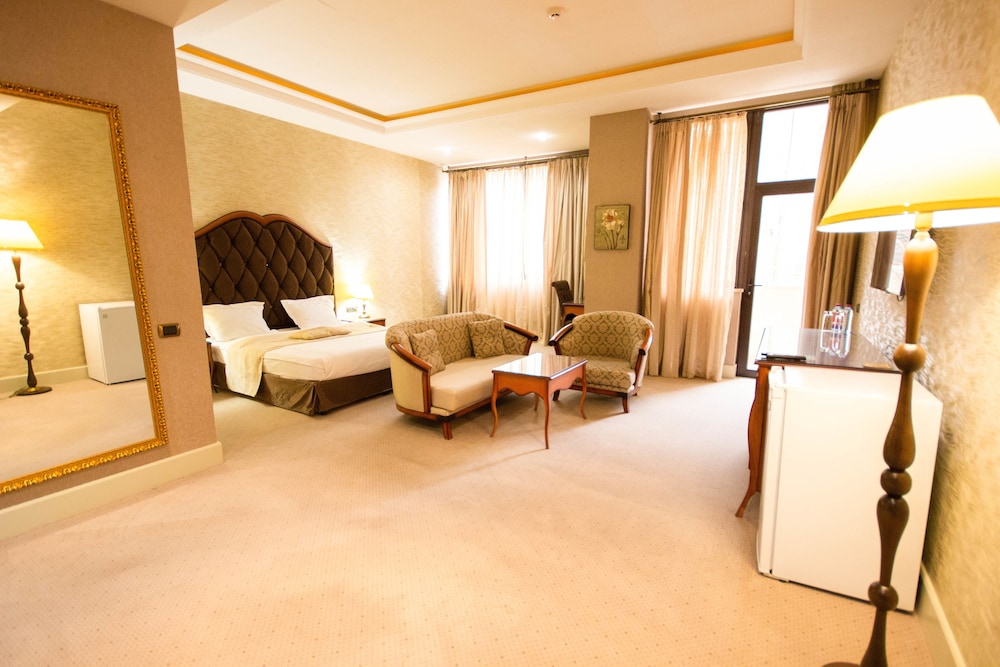 SAPPHIRE INN