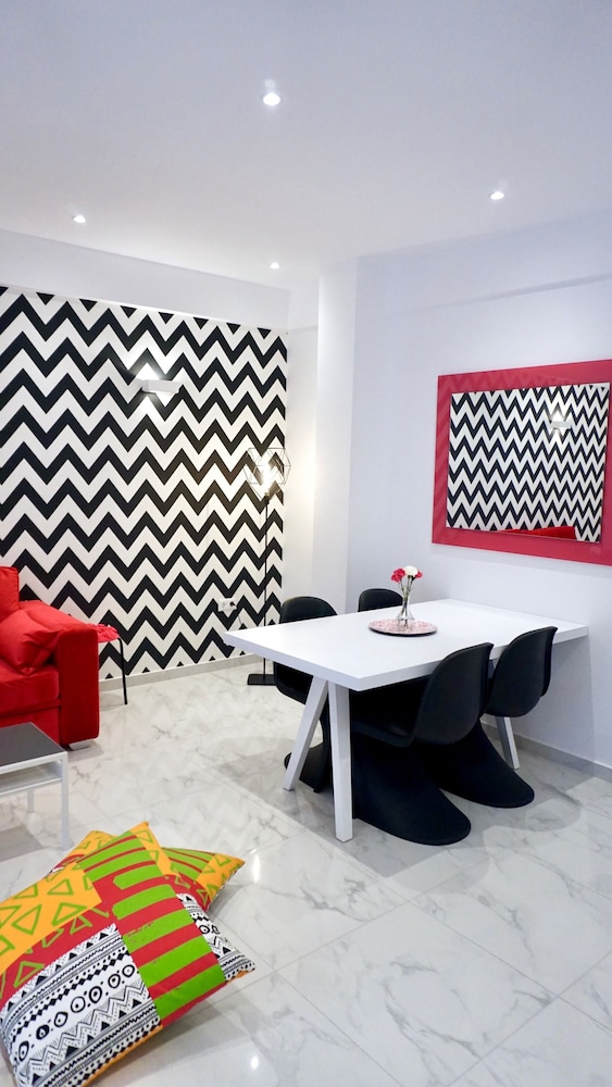 ECLECTIC DESIGN APT IN ATHENS NEAR METRO