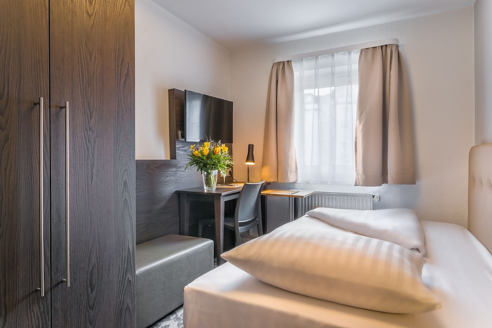 SIGNATURE HOTEL ASTORIA