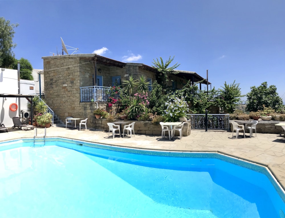 ADAMOS STUDIO HOTEL APARTMENTS