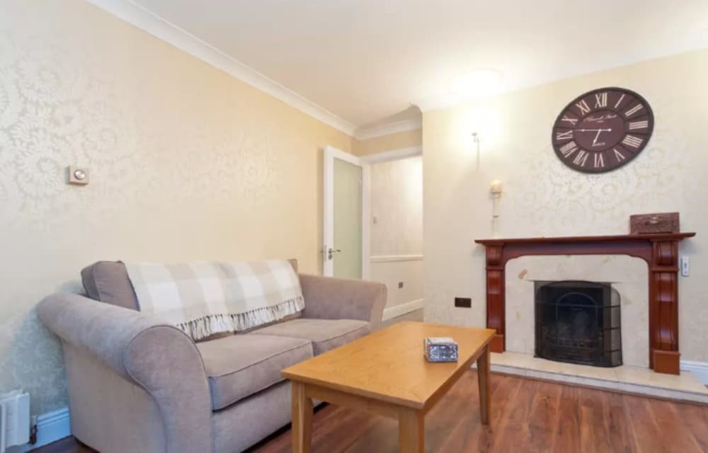 1 BEDROOM APARTMENT ON ST STEPHEN'S GREEN