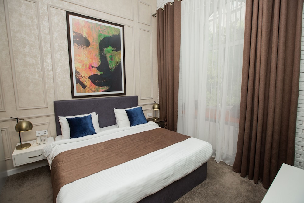 CENTRAL SQUARE HOTEL