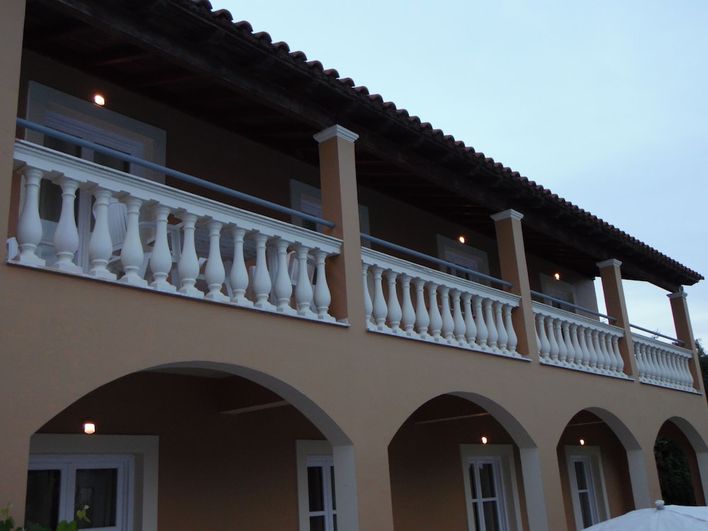 KATSAROS STUDIOS AND APARTMENTS