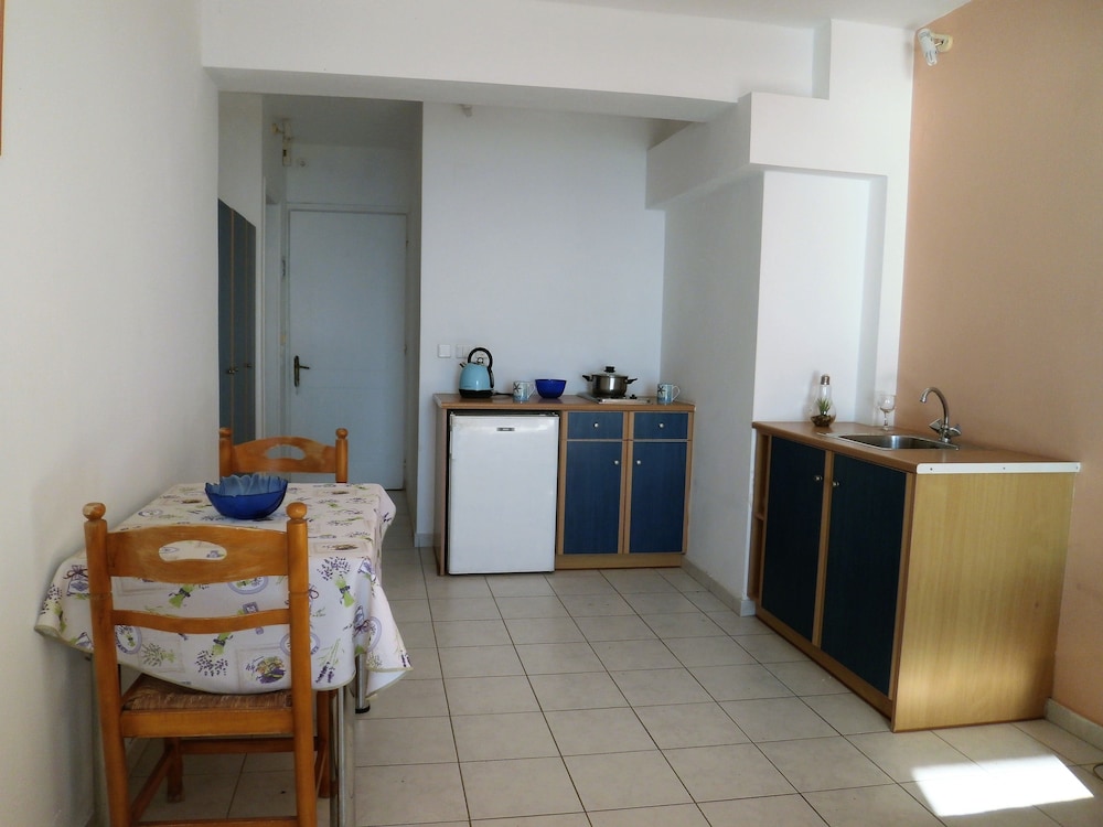 CASA DE BLUE STUDIOS & APARTMENTS