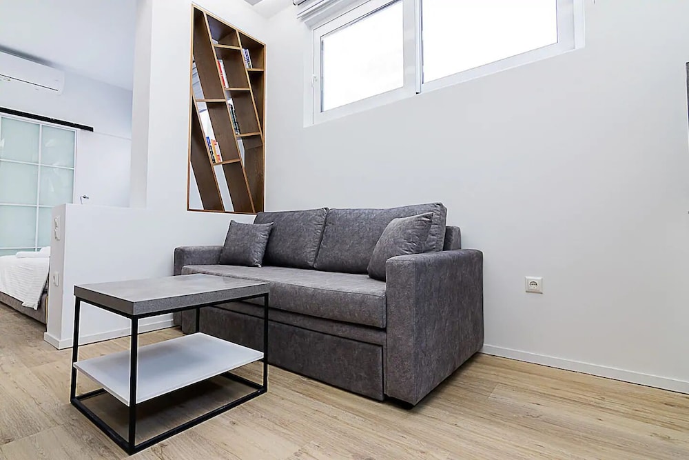 BRAND NEW FLAT NEXT TO SYNTAGMA SQUARE