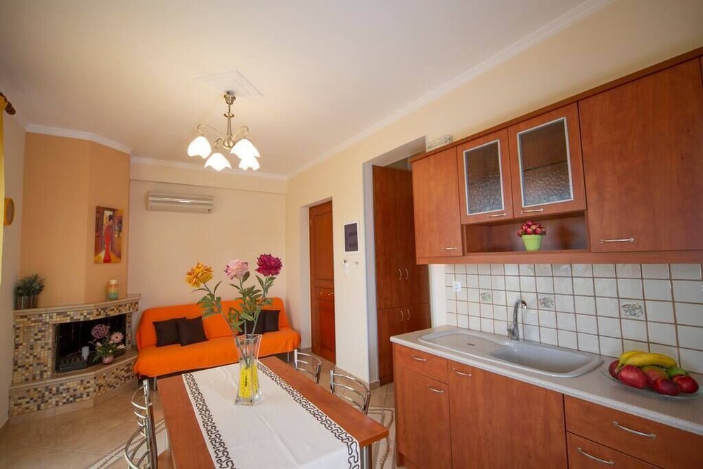 BEACH FLAT WITH GARDEN, JACUZZI, BBQ