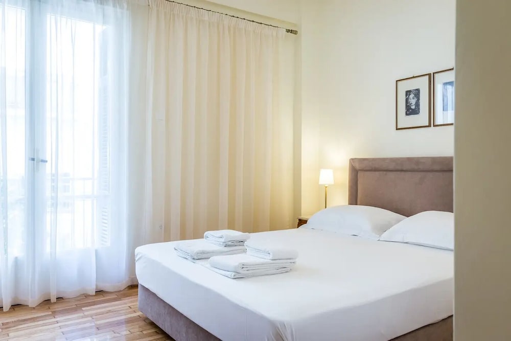 CHIC FLAT IN KOLONAKI