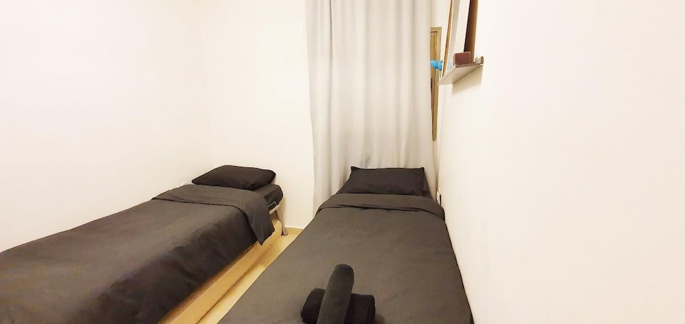 CHARMING 3 BDR APT 2 MIN FROM BEACH TL51