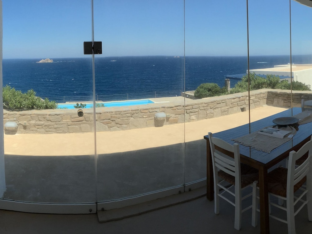 CHARMING VILLA IN PAROS WITH SWIMMING POOL