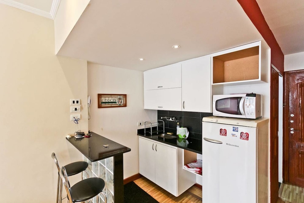 MODERN STUDIO BY THE BEACH #103 APARTMENT 1