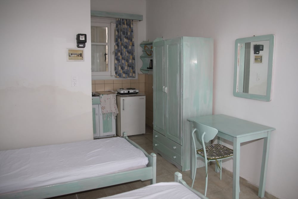 ANNOULA STUDIO APARTMENTS