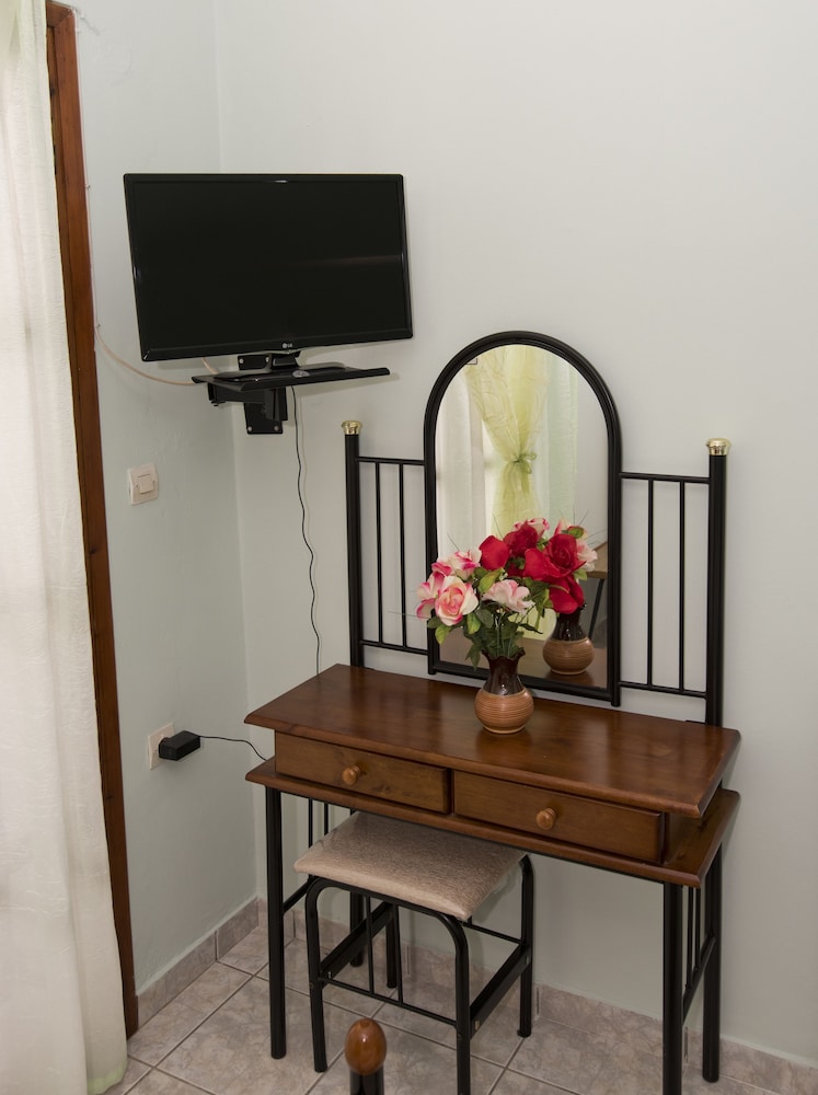 ANTONAKOS ROOMS