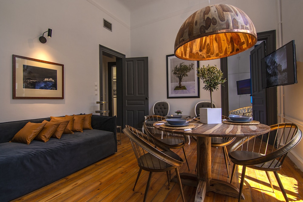 ART PANTHEON SUITES IN PLAKA