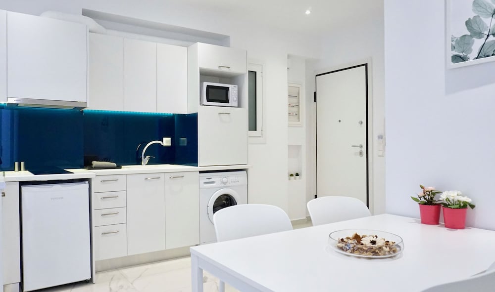 CHILL MINIMAL APT IN ATHENS
