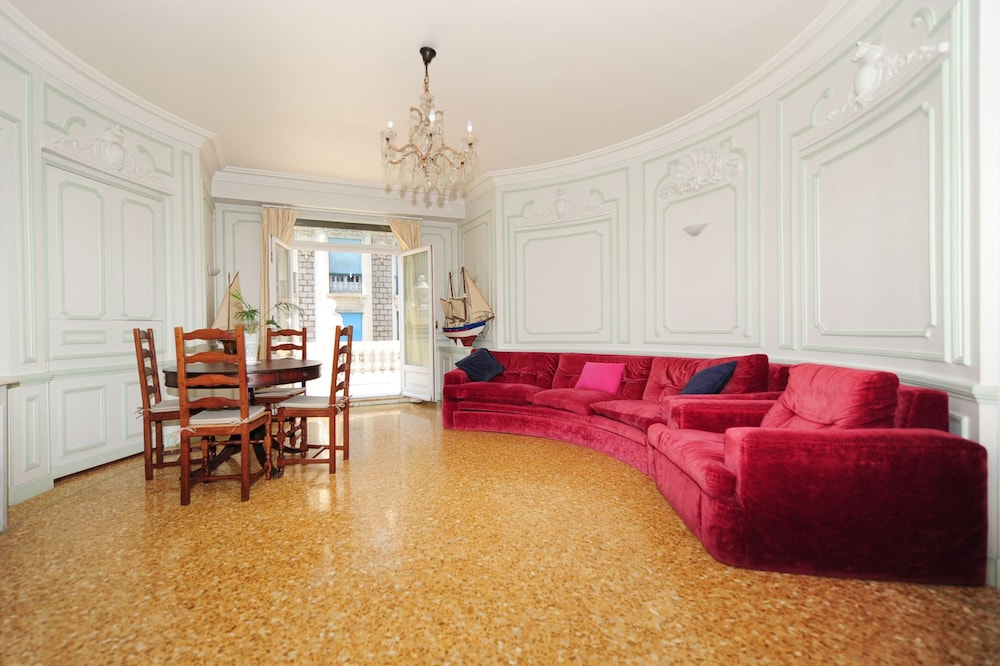 ROYAL RES NEGRESCO - FIVE STARS HOLIDAY HOUSE