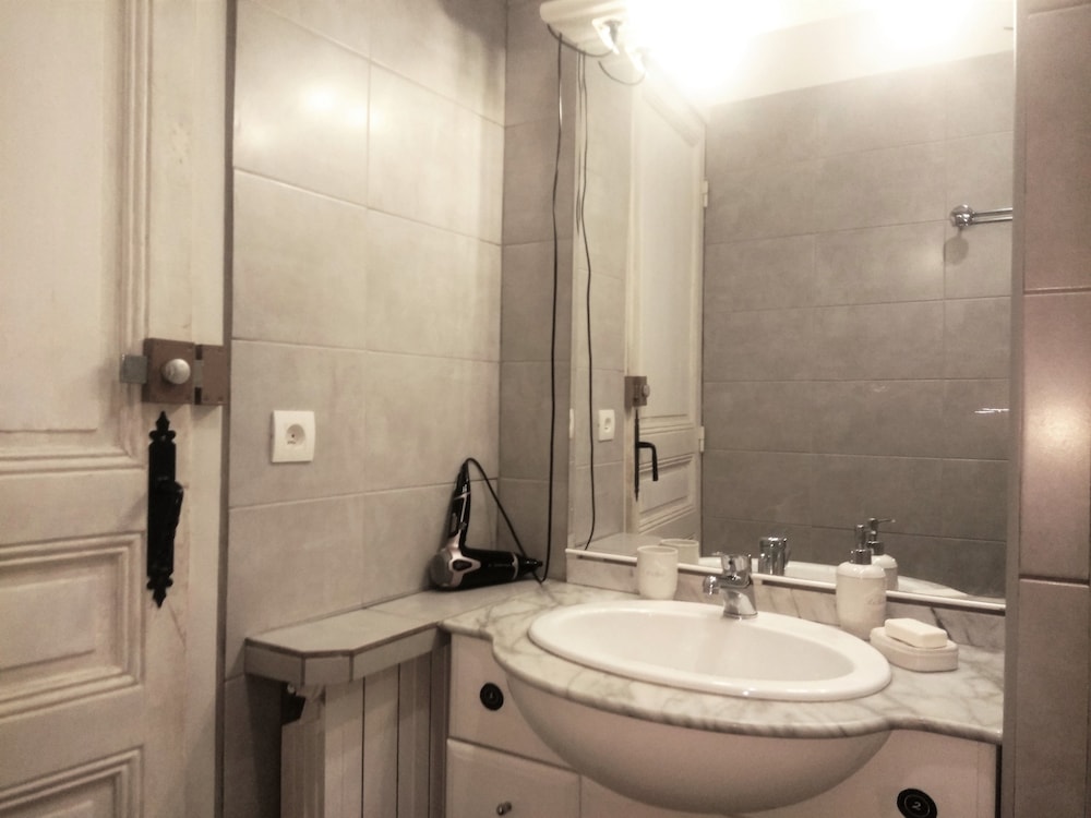 NICE CENTER ROOM