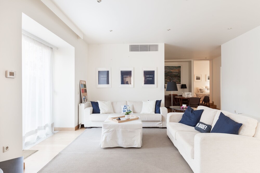 LUX APT W/ ACROPOLIS VIEW
