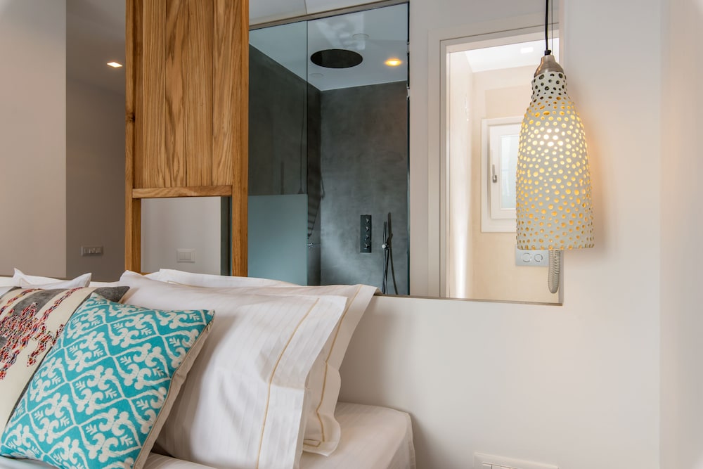 BLUETOPIA SUITES