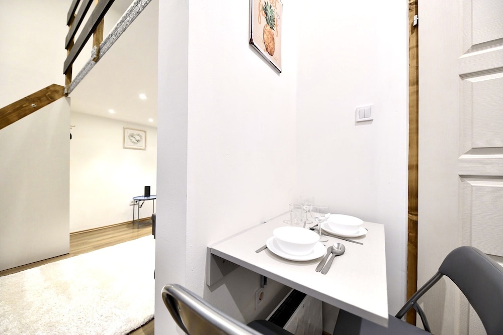 COSY FLAT IN KIRALY STR, KING