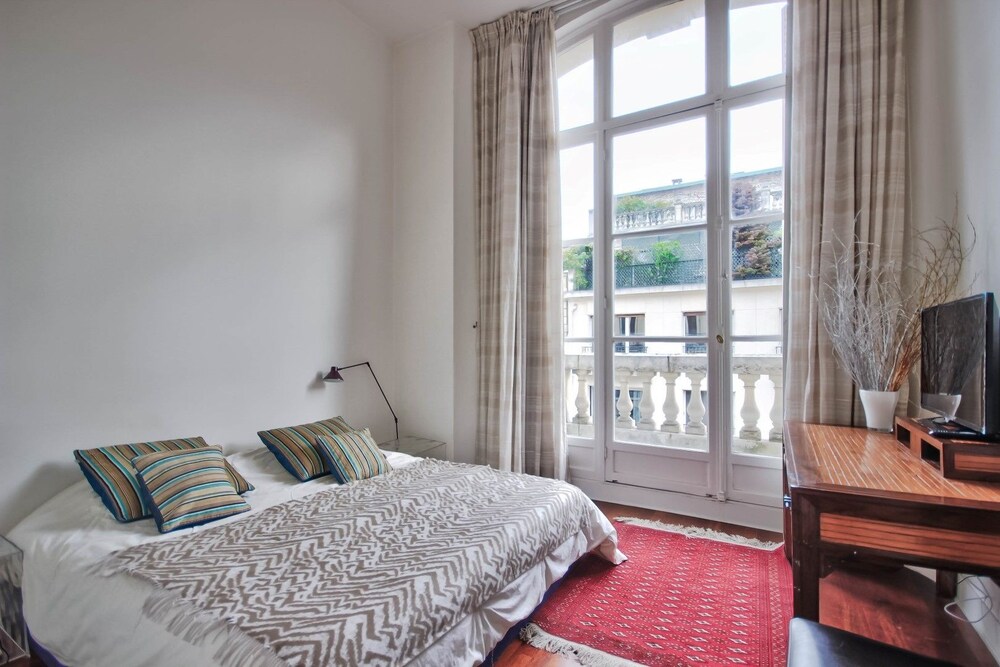 CHAMPS ELYSEE - LUXURY APT WITH BALCONY