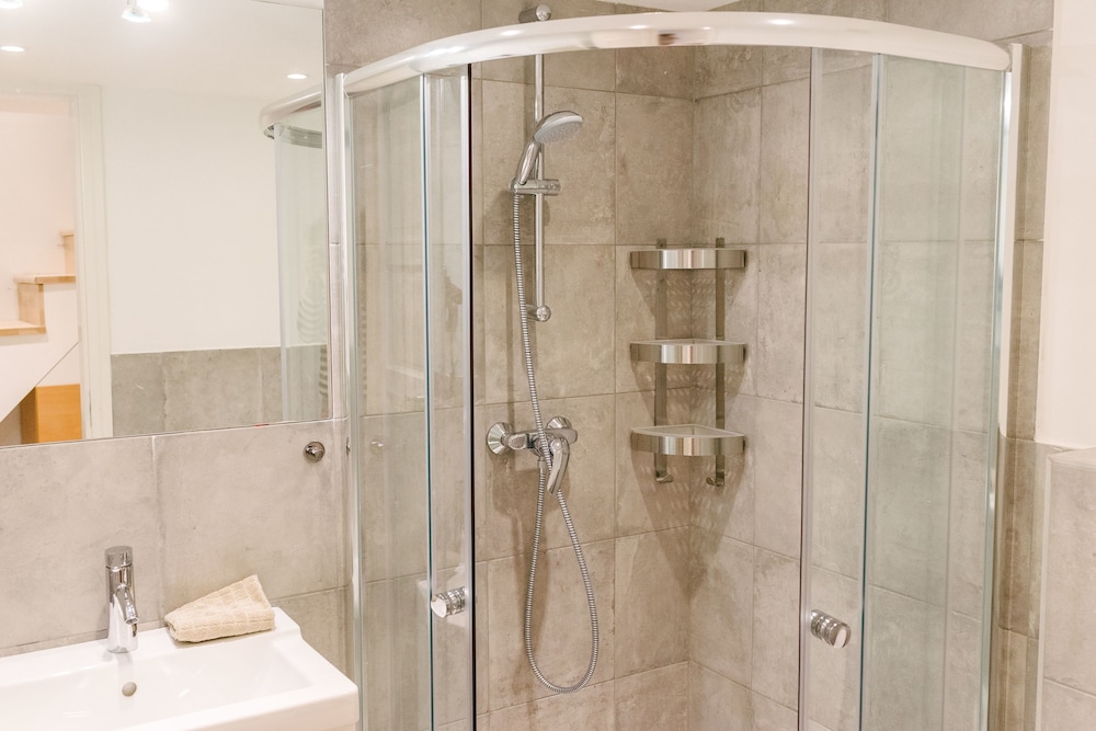 DFIVE APARTMENTS - SZIV