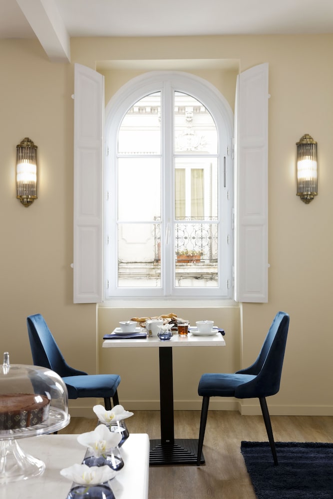 LES SÉRAPHINES BED N BUSINESS