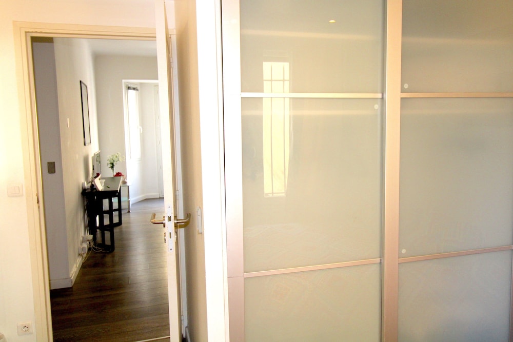 1 CHAMBRE LATOUR MAUBOURG
