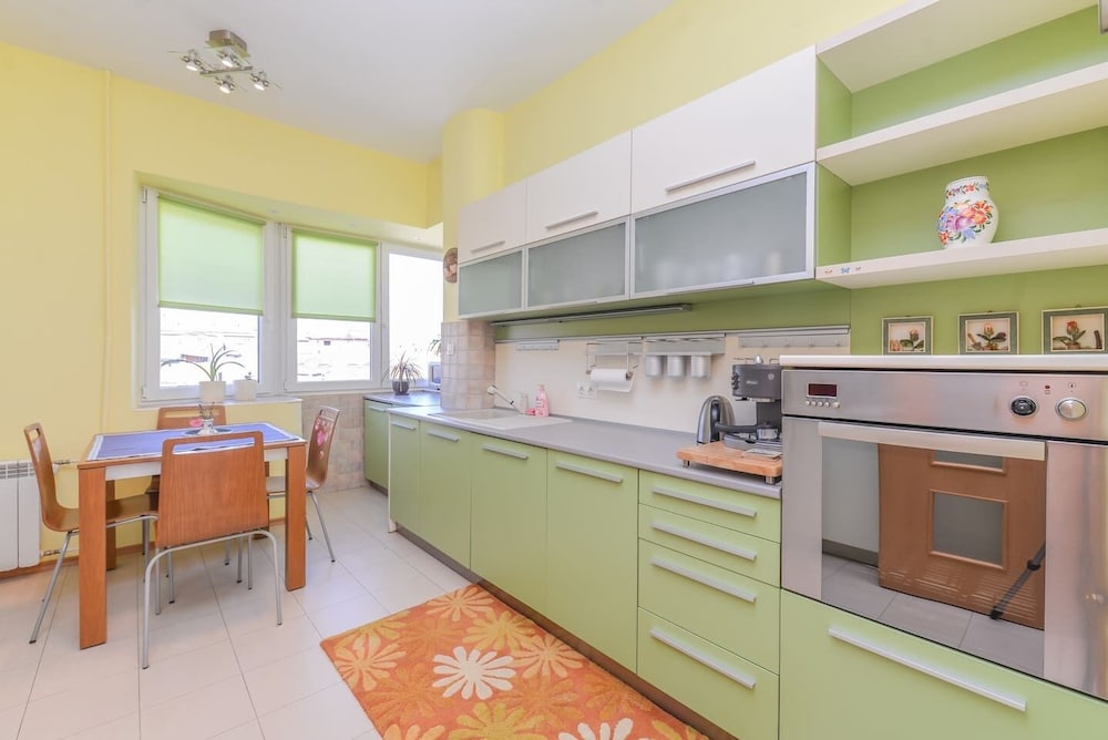 HOMELIKE TWO BEDROOM APARTMENT WITH PARK VIEW