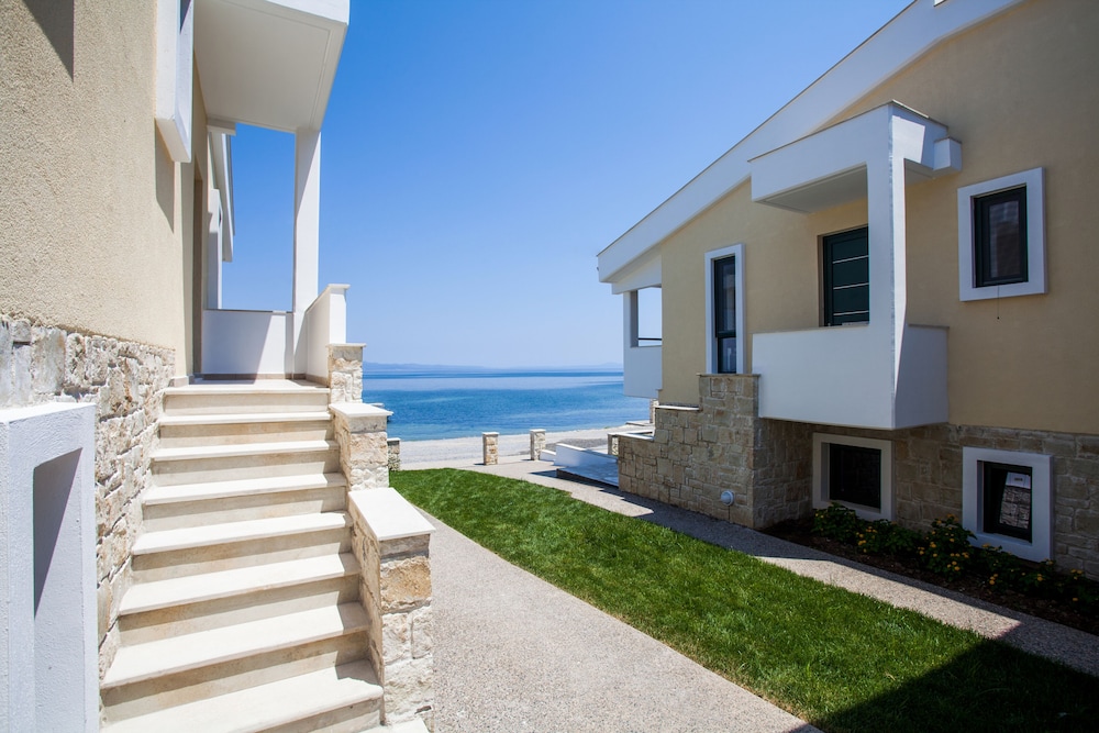 ELPINIKI LUXURY APARTMENTS