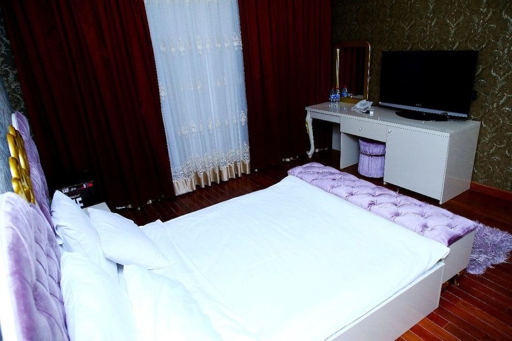 GOLDEN SHINE HOTEL