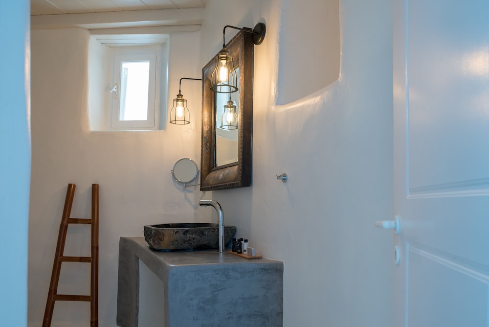 COVA MYKONOS SUITES