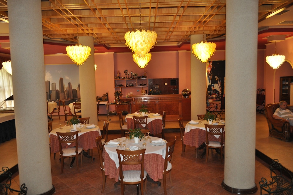 BROADWAY HOTEL