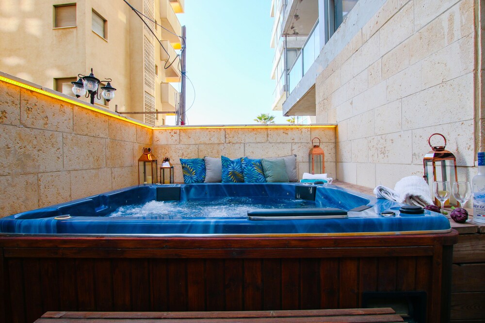 FEELHOME ISRAEL - GRAFFITI BEACH HOUSE