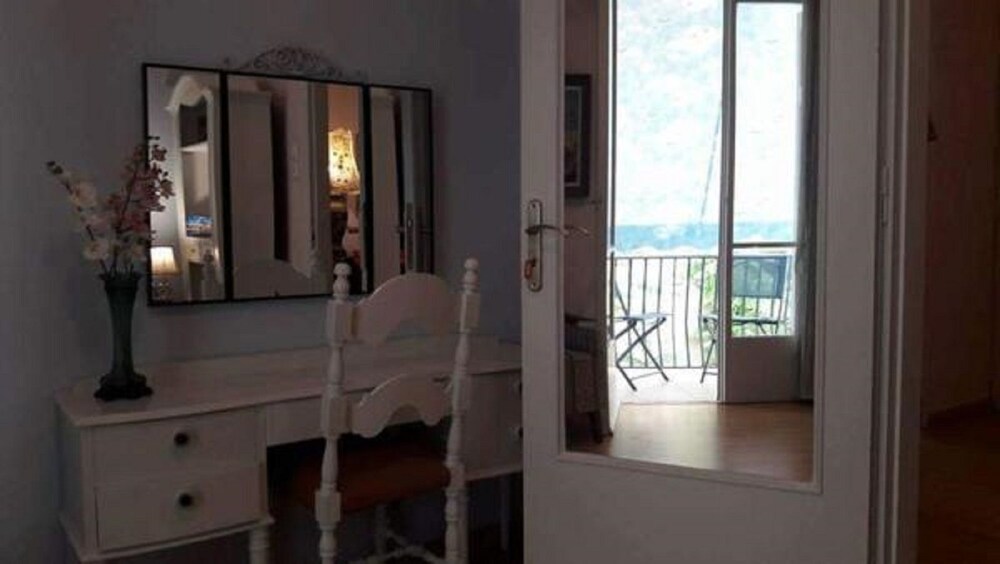 MARION-ATHENIAN STYLE APARTMENT