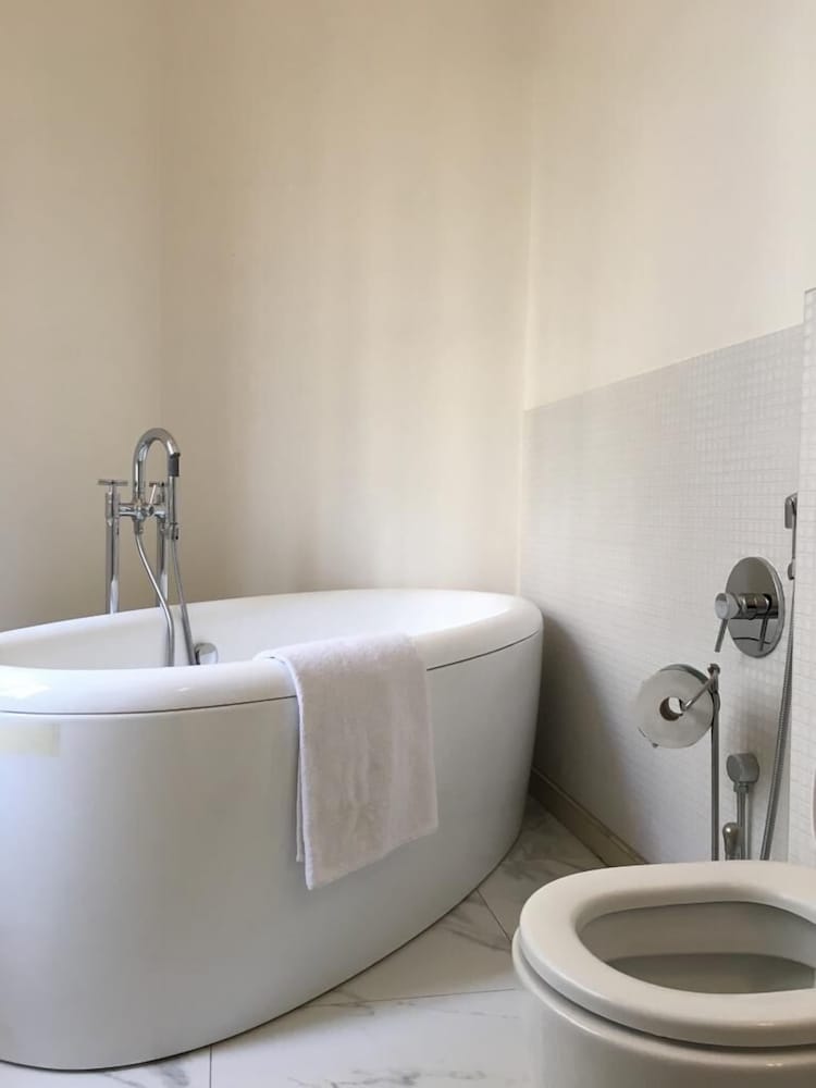 OLD TOWN SQUARE CORNER APARTMENT