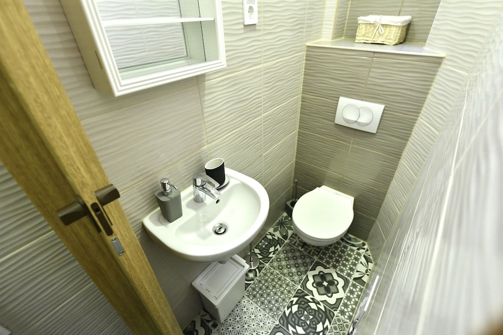 COSY FLAT IN KIRALY STR, QUEEN