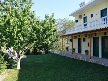 FAMILY STUDIOS APARTHOTEL