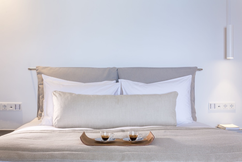 BILL AND COO SUITES AND LOUNGE