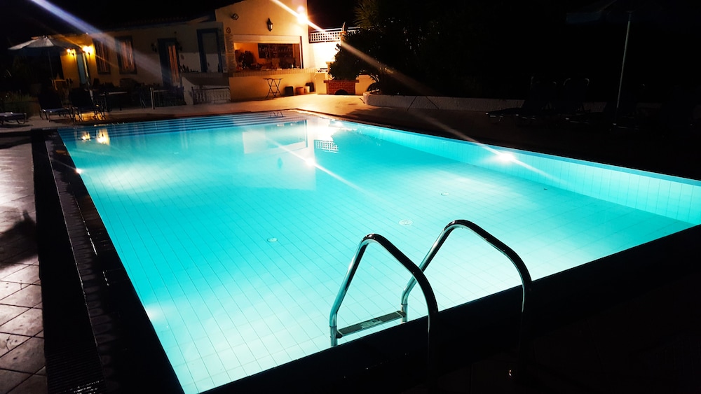 BLUE WHITE HOTEL STUDIOS & APARTMENTS
