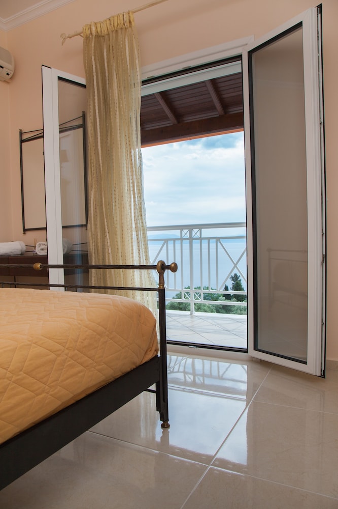 BRENTANOS APARTMENTS A VIEW OF PARADISE