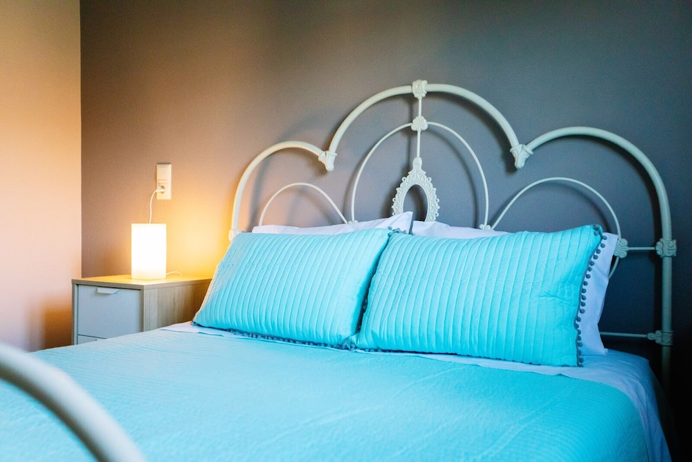 ELITE COTTAGES - ADULTS ONLY