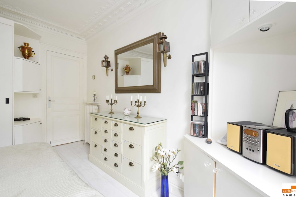 204340 - A TWO-ROOM APARTMENT WITH TRADITIONAL CHIC STYLE IN THE MARAIS