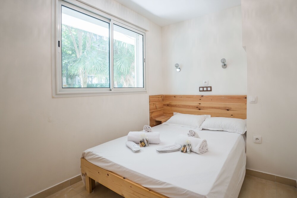 2 BDRM FLAT WITH 260M2 GARDEN-CONGRESS/BEACHES BY WEEKOME